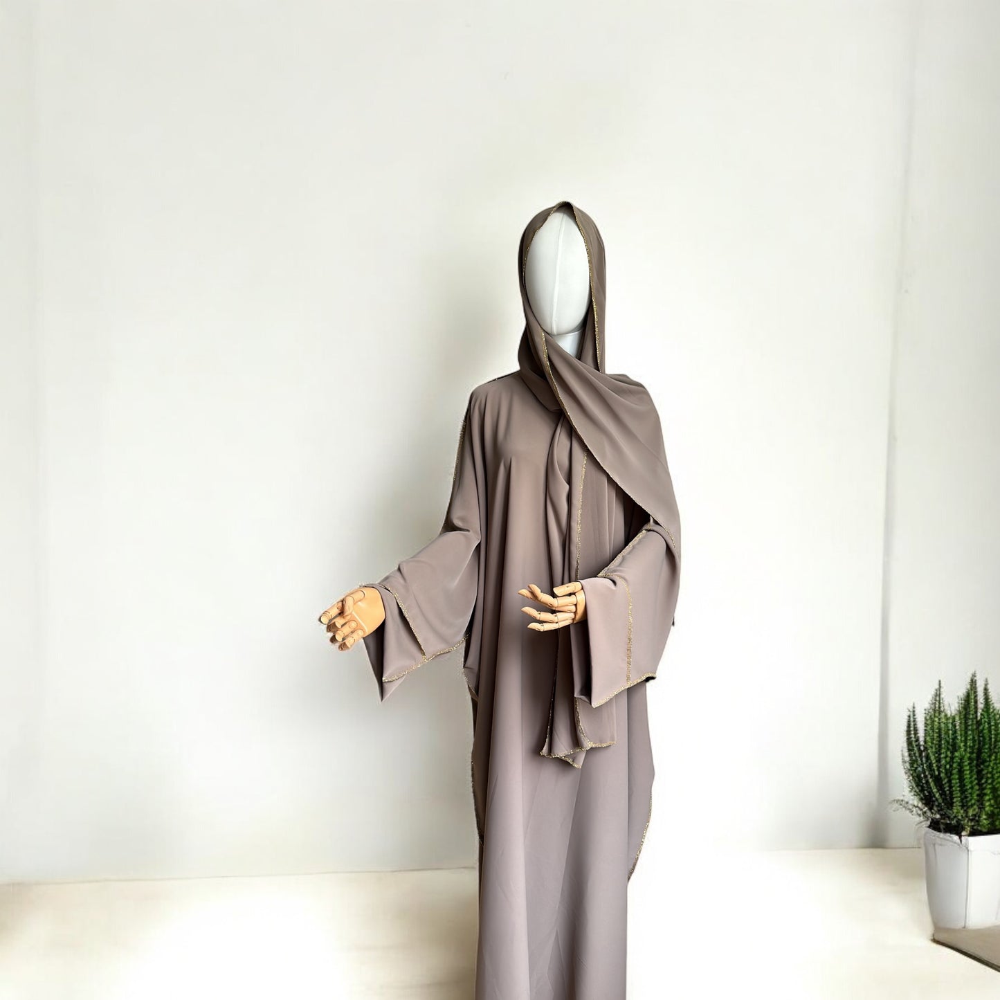 Abaya-Set aus Medina-Seide mit angenähtem Schal