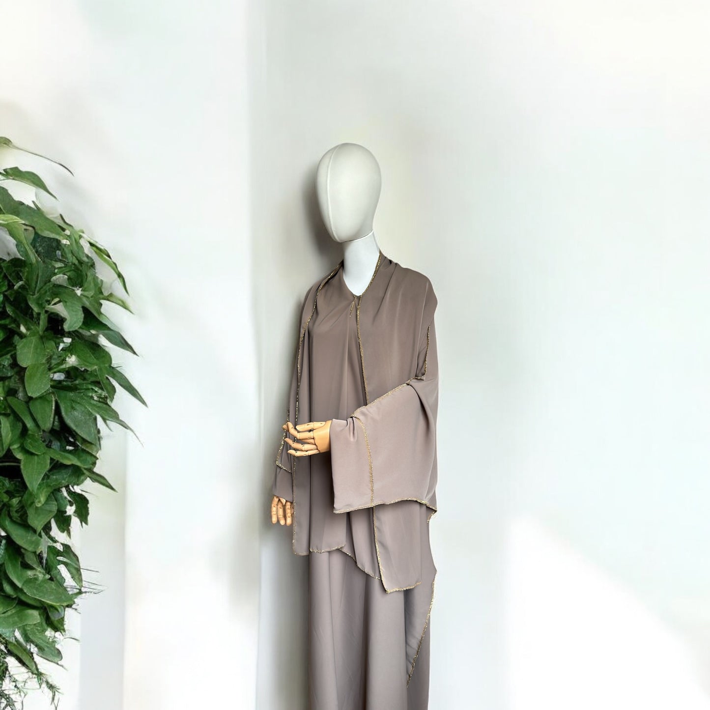 Abaya-Set aus Medina-Seide mit angenähtem Schal