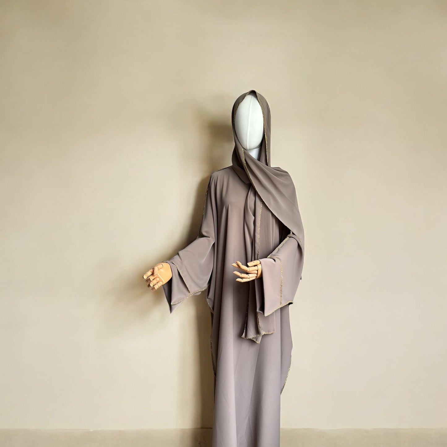 Abaya-Set aus Medina-Seide mit angenähtem Schal